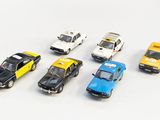 plusieurs petites voitures sont alignées sur une surface blanche