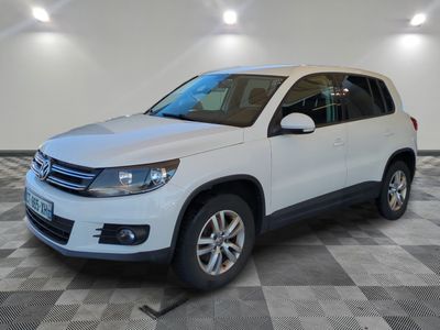 Le SUV Volkswagen blanc est garé dans une grande pièce.