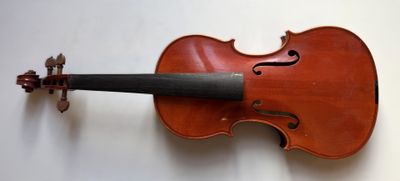 un gros plan d'un violon accroché au mur, sur fond blanc