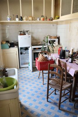 une petite cuisine avec une table et des chaises