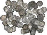 tas de pièces d'argent sur fond blanc
