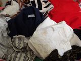 une pile de vêtements posée sur une table