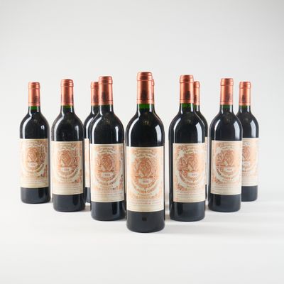 six bouteilles de vin rouge alignées sur une surface blanche