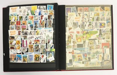 un livre avec beaucoup de timbres