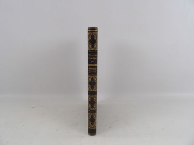 un vieux livre posé sur une table blanche