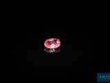 un diamant rose sur fond noir