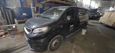 une camionnette garée dans un garage