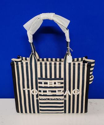 un sac fourre-tout rayé noir et blanc posé sur une table