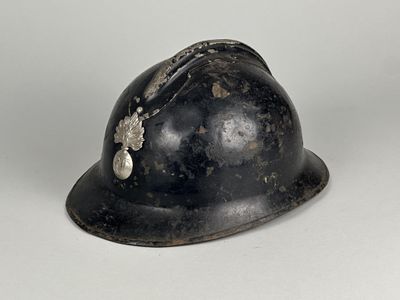 un casque noir percé d'un trou sur un fond blanc