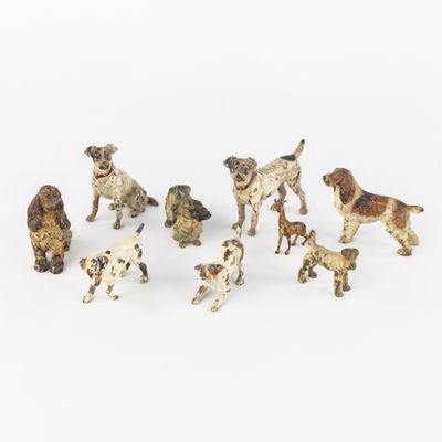 de nombreuses petites figurines de chiens sur une surface blanche