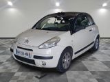 la photo d'une petite voiture blanche garée dans un garage