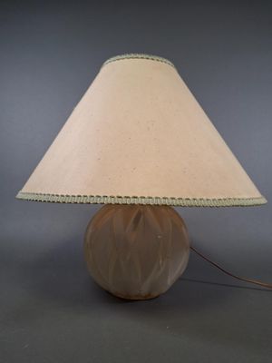 lampe beige avec un abat-jour beige sur fond gris