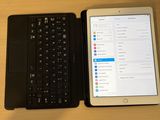 une tablette et un ordinateur portable posés côte à côte sur un bureau
