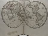 un livre ouvert sur lequel figure une carte du monde