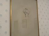 une photo d'un dessin accroché au mur au-dessus d'un miroir