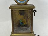 une horloge posée sur une table