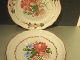 deux assiettes ornées de fleurs, posées sur une table