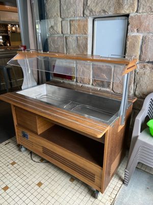 une table en bois surmontée d'une vitrine