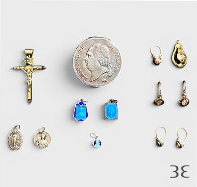 un petit assortiment d'objets religieux disposés sur un fond blanc