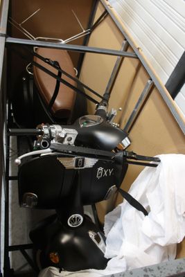 une moto qui se trouve à l'intérieur d'un carton