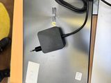 un ordinateur portable posé sur un bureau, à côté d'une souris