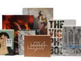 une image représentant un groupe de livres posés sur une surface blanche
