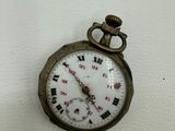 une petite montre de poche ornée de chiffres romains