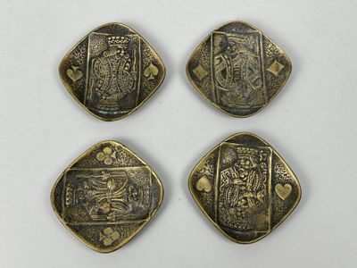quatre boutons anciens en laiton sur lesquels sont représentées des personnes