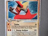 Au dos de la carte Pokémon, il y a l'image d'un oiseau.