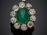 une bague à grappes d'émeraudes et de diamants