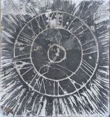 une photo en noir et blanc d'une horloge accrochée au mur