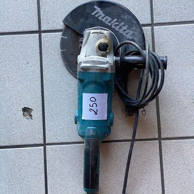 une photo d'une perceuse posée sur un sol carrelé