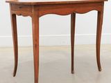 l'image d'une table en bois surmontée d'un tiroir