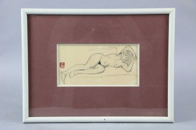dessin représentant une femme allongée sur un lit, dans un cadre blanc