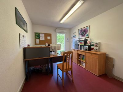 une pièce avec un bureau et une chaise