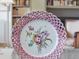 une assiette posée sur une table devant une bibliothèque