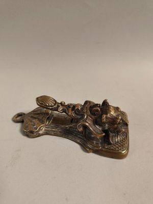 figurine en laiton plaqué représentant un dragon avec des fleurs sur une branche