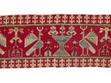 un gros plan d'un tapis rouge et vert sur fond blanc