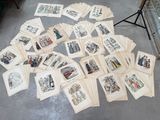 beaucoup de cartes par terre avec des images dessus