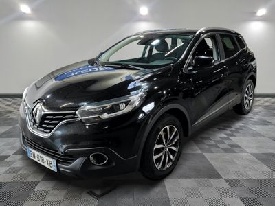un SUV Renault Kad noir garé sur un sol à damier