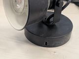 une lampe posée sur une table à côté d'un sac