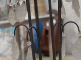 une vitrine présentant des vases en verre sur un présentoir dans un magasin