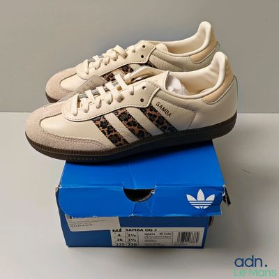 a pair of shoes that are on top of a box