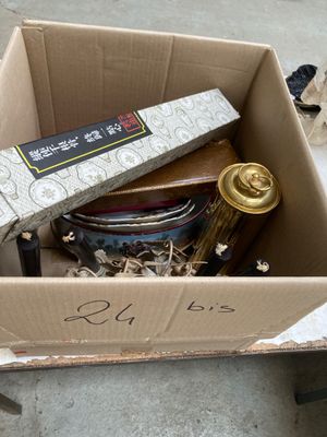 une boîte en carton contenant de nombreux objets