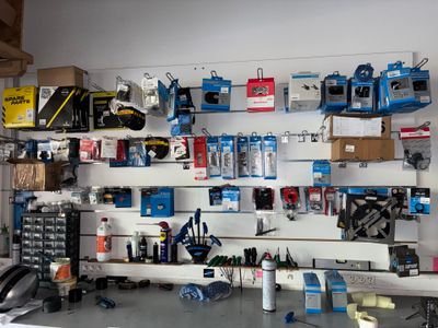un panneau d'outils accroché au mur du garage