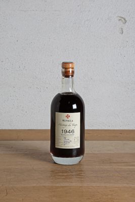 une bouteille d'alcool posée sur une table à côté d'une bouteille de vin