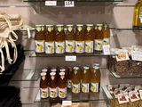 Des bouteilles de bière et d'autres boissons sont exposées dans un magasin