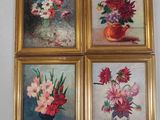quatre tableaux encadrés représentant des fleurs dans un vase, accrochés au mur