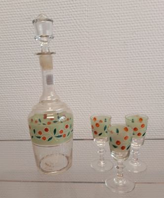 Carafe et 3 verres à liqueur à décor émaillé