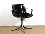 une photo d'une chaise de bureau noire avec une assise en cuir noir